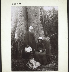 Missionar Ramseyer mit Frau am Fusse eines Seidenwollbaumes