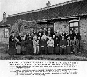 Fra formand i DMS, pastor Axel Busch’s sammenkomst med en del af Kinamissionærerne i Feng-Hwang-Ch’eng, oktober 1920. - Bagerste række fra venstre: Jens P. Bjergaarde, Dr. Laurids Karl Larsen, Hans Peter Karl Hertz, Povl Hedemann Baagøe, Johannes With, Dr. Peder (Nielsen) Pedersen, Dr. Niels Nielsen, Johannes August Vyff, Andreas (Jensen) Oksbjerg, Jens Chr. (Jensen) Lykkegaard, Laust (Lauridsen) Hagelskjær. - Mellemste række fra venstre: Johs. Olaf Rasmussen, Maria Kathrine Thomsen, Marie Kristine Oksbjerg, Maria Bjergaarde, Margrethe Aagaard Poulsen, Karen (Dorthea) Gormsen, Frk. Berggreen, Kirstine Larsen, Jørgen Emil Jensen, Dr. Søren Anton Ellerbek. - Forreste række fra venstre: Mathilde (Grethe) Baagøe, Ellen (Kirstine Marie) Nielsen, Nanny (Fridoline) Brostrøm, Agnes Eleonora Hauch, Kirstine Mosbæk, Barbara Finlayson Pedersen, Johanne (Hemmingine) Jensen, Ellen Rasmussen, Aida (Johanne Agnethe) Knudsen, Pastor Axel Busch, Elna Thofte, Else Kristine Cathrine Vyff, Ole (Peter Svenning) Olesen, Karen Marie (Rebekka Abildtrup) Waidtløw, Peter Chr. (Bruun) Waidtløw, Anna Marie (Christofine) Busch, Marius Christian Jensen