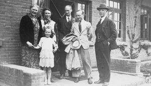 Fra venstre: Fru Johs. Rasmussen, Ruth Ellerbek, Fru Ellerbek, Johs. Rasmussen, Gjærulf Larsen, Dr. Ellerbek. Søndag eftermiddag på blindehjemmet, Mukden. Foto anvendt 1936