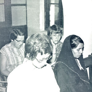 I Hebron søndag eftermiddag, 1973. Fra venstre Martha Holst, Susanne Henriksen, Anne Marie Michelsen, Beihanis svigerinde Mulka