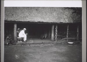 Missionar auf Besuch beim 90jähr. Bali-Häuptling, der zur Feier des Besuches ganz rot angestrichen war