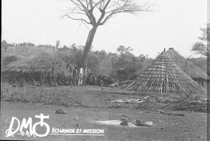 Construction of the roof of a hut, Lemana, South Africa, ca. 1906-1915