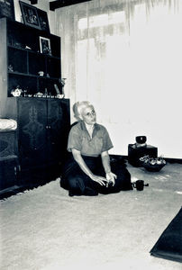 Meditation er del af den buddhistiske tradition, og praktiseres af mange folk fra Vesten. Her er Karin fra Sverige, som har været buddhist-nonne gennem en årrække. Foto 1988