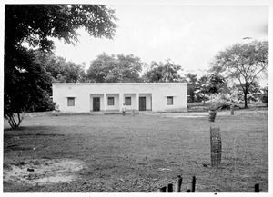 Nordindien, West Bengal. Rajadighi Kristne Hospital, 1967. Niels Anton Dam fortæller: Det nye "Compounder" Hus er færdigt. Her bor chaufføren, havemanden, m.fl