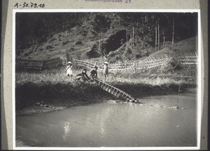 Machine for bringing water into an irrigation channel