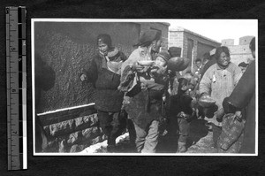 Refugees getting food, Jinan, Shandong, China, 1927-1928