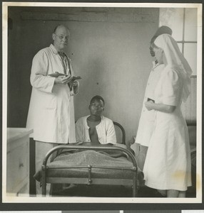 Morning ward rounds, Chogoria, Kenya, ca.1945