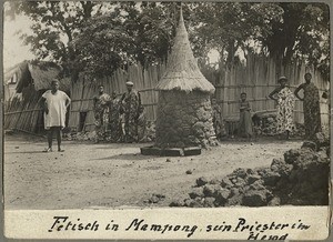 Fetisch in Mampong, sein Priester im Hemd