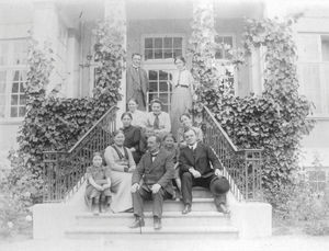 Hjemmeværende missionærer på trappen ed Norgesmindevej 21, Hellerup, sommeren 1920. Blandt andre ses Mildrid Nielsen, Johanne Heiberg og Knud Heiberg