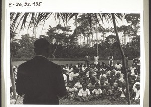 Pfarrer Jesaja Ane, ein Grasländer, der den Dienst an den Ausländergemeinden des Kumbabezirkes tut, bei seiner Predigt bei obigem Gottesdienst