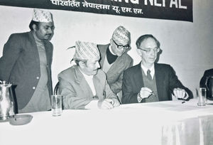 Kathmandu, Nepal. Ny 5-års Aftale mellem UMN og Nepals regering underskrives af adm. direktør i UMN, Edgar Metzler (th) og udenrigsminister Shailendra Kumar Upadhyaya, 20. november 1990