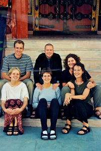 Fem Projekt Vestens Unge volontører med koordinator Anne Grete Kock. Udsendt af IKON/Danmission til Kathmandu, Nepal. September 2000. Bagerste række, fra venstre: Jørgen Pedersen, Jacob Zakarias Larsen, Lone Haugaard Sørensen. Forreste række, fra venstre: Majbritt Crone Roulund, Berit Hans Pedersen og Anne Grete Kock