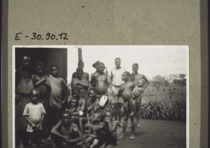 A group in front of the house for medical care in Bali with Matteo, the helper