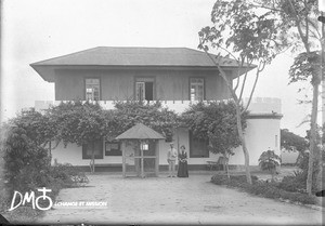 European couple in front of a house, Mozambique, ca. 1896-1911