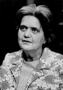 Lægemissionær Lis Madsen. (1913-1991). Udsendt af DMS til Øst Jeypore, Indien, 1954-88. Grundlagde det Kristne Hospital Bissamcuttack og var leder her, 1954-75. Derefter fortsatte Lis Madsen med at udvikle et mobilt sundhedsprojekt i en række landsbyer i området, 1976-88. Foto: 08.10.1973. (Anvendt i: Dansk Missionsblad nr 11/1976)