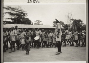 Die Pamuschüler ziehen morgens i. d. Schule