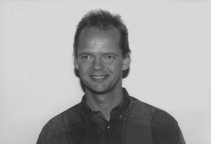 Fysiker Jesper Nymann Madsen. Sammen med ægtefælle, Charlotte Nymann Madsen, udsendt af Dansk Santalmission til Joint Christian Services/JCS i Mongoliet, 1996-99. Arbejdsopgaver: Undervisning i fysik, programmering og engelsk på Mongoliets Nationale Universitet og Det Tekniske Universitet i Ulaanbaatar. Desuden undervisning på Bibelskole - i kendskab til /forståelse af tibetansk buddhisme og andre religiøse traditioner. En væsentlig opgave for Jesper Nymann Madsen blev at arbejde med religionsdialog i forhold til kristne og buddhister i Mongoliet