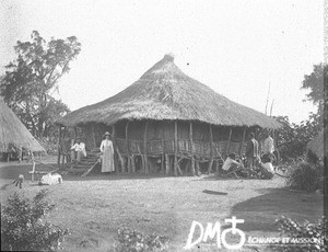 Swiss missionaries and African people in front of a hut, Antioka, Mozambique, ca. 1896-1911