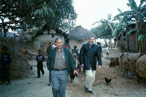 Asiensekretær, pastor Thomas Batong og Generalsekretær, pastor Mogens B. Kjær, Danmission, besøger en landsby i Bangladesh, 2002