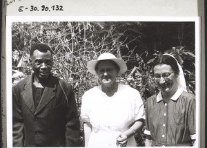 Der 'Häuptling' der Siedlung, Mukete, der bereits als geheilt entlassen werden konnte. In der Mitte Frl. Dr. Elisabeth Petitpierre, rechts Schwester E. Scherrer