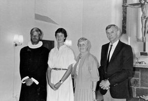 Elly Søgaard Jensen med forældre og pastor Thorkild Schousboe Laursen, ved Missionærindvielse og udsendelsesgudstjeneste i Ny Sogn Kirke, Kloster 1984. (Fra 1985-1994 udsendt af DSM til UMN/Tansen Mission Hospital)