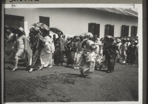 Bilder vom Umzug am Jubiläum in Akropong 1928. Negerfrauen b. Umzug