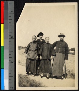 Mrs. Frank Garrett with Chinese friends, Nantong, Jiangsu, China, ca.1900-1932