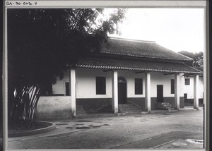 D. neue umgebaute Andachtshalle des Spitals Kayin, eingeweiht 20. Nov. 1930. Links Apotheke, rechts Verwaltungsraum (1932)