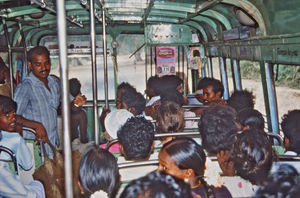 11.- Mission for børn i Indien. Diasserie 1990, "Da jeg blev velsignet af en elefant". Nu skal vi ud at besøge nogen landsbyer og skoler, så vi kører i rumlebussen ud ad vejen. Bussen er uden ruder pga. varmen. Der er visse regler i bussen – jeg må f.eks. ikke sidde ved siden af min far, fordi drenge og piger ikke må sidde sammen. Derfor blev jeg nødt til at sidde ved siden af en dansk lærerinde, som var dernede