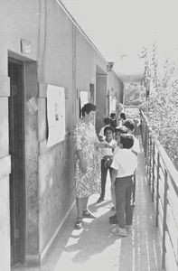 Al Raja Skolen, Bahrain. I pausen får Thyra Schmidt, der er lærer på skolen, en snak med eleverne