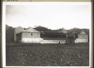 Das grosse feste Haus des Marktältesten von Chongpu, das er sich selbst erbaut hat und das er ausserordentlich reinlich hält