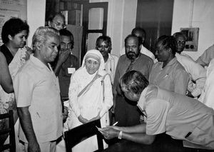 Lutheran Church Leaders are visiting Mother Teresa in Calcutta, India. February 1990. Kamalesh