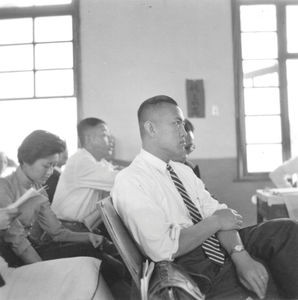 Den Lutherske Kirkesynode i Kaohsiung, 18.-19. november 1956. Arnold Chang var en af repræsentanterne fra Taipei. Han virker i et forretningsfirma, taler fint engelsk, var f.eks. tolk for generalsekretær i DMS, pastor Conrad Rendtorff. Han talte meget stærkt for, at kirken skal blive selvunderholdende så hurtigt som muligt, så missionens penge kan blive brugt til nyt arbejde. (Anvendt i : Dansk Missionsblad nr 9/1957)