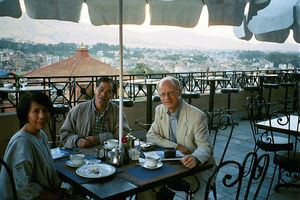 Syd-Syd missionærerTessie og Theodore Bawang fra Filippinerne i samtale med Jørgen Nørgaard Pedersen på hotel i Kathmandu, Nepal, november 2001