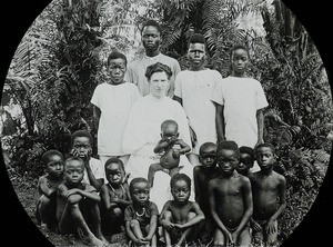 Mrs Stannard and group, Congo, ca. 1900-1915