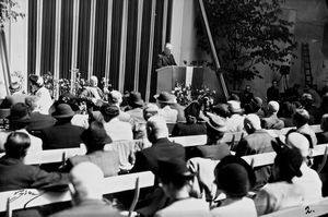 Landsmødet 1949 i Fredericia. Udsnit af deltagerne i Købestævnets bygning. Biskop Bent Noack dirigent siddende til venstre