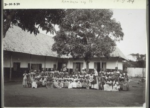 Frl. Kies mit Mädchen-Schule