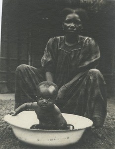 Bath of a baby, in Gabon