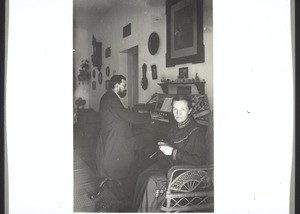 Missionar G. Ziegler m. Frau im eig. Heim, Lilong