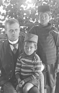 Missionary Viggo Ernst Møller with foster children, Poul and Josef, Kotagiri, May 1907. V.E. Mø