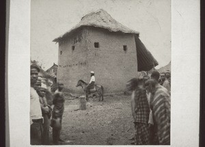 Einziges viereckiges Haus in Kadsenke in Adele (Togo). Missionar Mischlisch