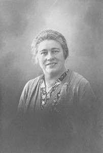 Helen Madsen, b. 25. 04. 1888 in København. Teacher 1910. Teacher in København 1910-19. Emissio