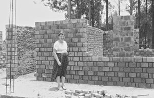 Den Lutherske Kirke/ELCT, Bushangaro, Tanzania. Et nyt kvindecenter i Ahakishaka er under opførelse, 1989. DMS missionær og sognemedhjælper Gudrun Vest inspicerer byggeriet, som er støttet af Danida og Folkekirkens Nødhjælp