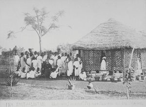 Santalistan/Santal Parganas, Nordindien. Missionsstationen "Ebenezer", Benagaria. Pigernes skole. Rigmor Johannessen (fra Fredericia) i sort kjole, 1895