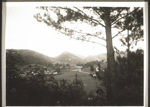 Blick vom Berg hinter der Station