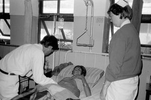 Tansen Mission Hospital, Nepal. DSM/UMN missionær, sygeplejerske Mikala Winterø i arbejde på hospitalet, 1989