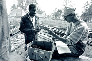 Fra ELCTs Byggeafdeling, Karagwe stift, Tanzania. Inspektør i afdelingen, Kjeld Simonsen i gang med en byggeopgave