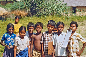 31.- Tamil Nadu, Indien, 1988-89. "Med 80 elever i klassen" - En dansk lærer i Arcot skoleprojekt fortæller: Eleverne arbejdede meget energisk og nåede rundt til alle huse i løbet af 4 dage. Ofte kendte landsbyfolkene ikke selv deres alder, da de blev spurgt. Børnene måtte så med deres erfaring fra de andre huse prøve at regne ud, hvor gamle de kunne være og så sætte et kryds ved den gruppe, de tilhørte