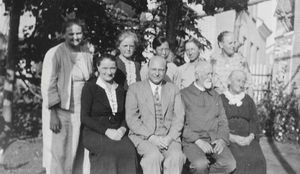 Pastor Axel Holts besøg i Siuyen 1938-39. På billedet er i nederste række fra højre: Conrad og Minna Bolwig, pastor holt, Margrethe Aagaard Poulsen I øverste række: Anna Bøg Madsen, Astrid Poulsen, Oline Høgsgaard og Eline Bahnson