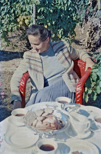 Nordindien, West Bengal. Den danske lægemissionær Else Høilund var leder af Rajadighi Kristne Hospital i en lang årrække, siden indvielsen i 1954. (Her har hun en pause i haven)